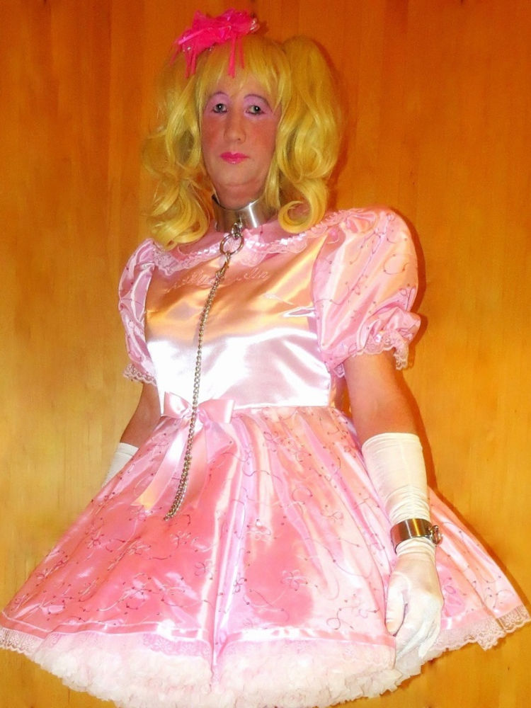 Maid Carolin Sissy Manor